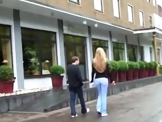 Deutsches Amateur Pornogirl vom Fan erkannt und im Hotel gef